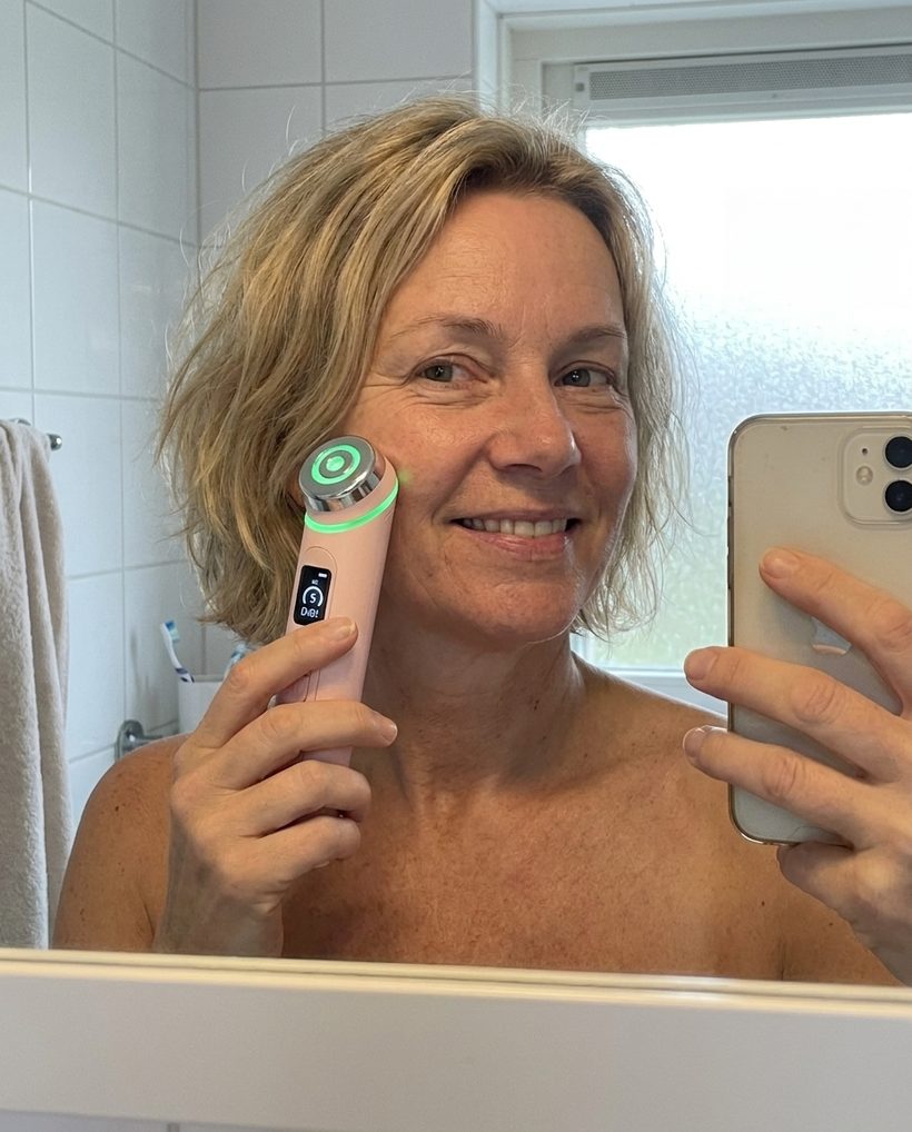 Klant gebruikt de GlowBoost V2 voor de spiegel